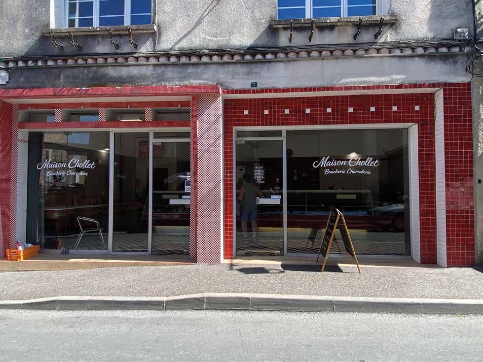Vitrophanie et enseigne Maison Chollet posées en façade